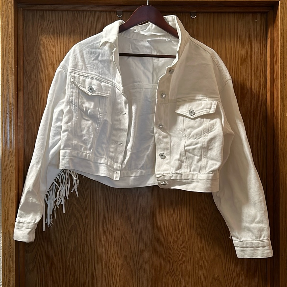 Gemini fusion, size large. White cropped jean jacket with fringe
